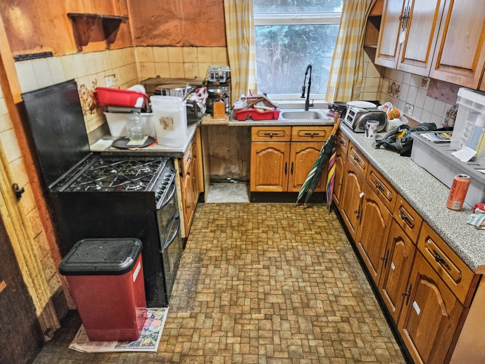 4 - Kitchen