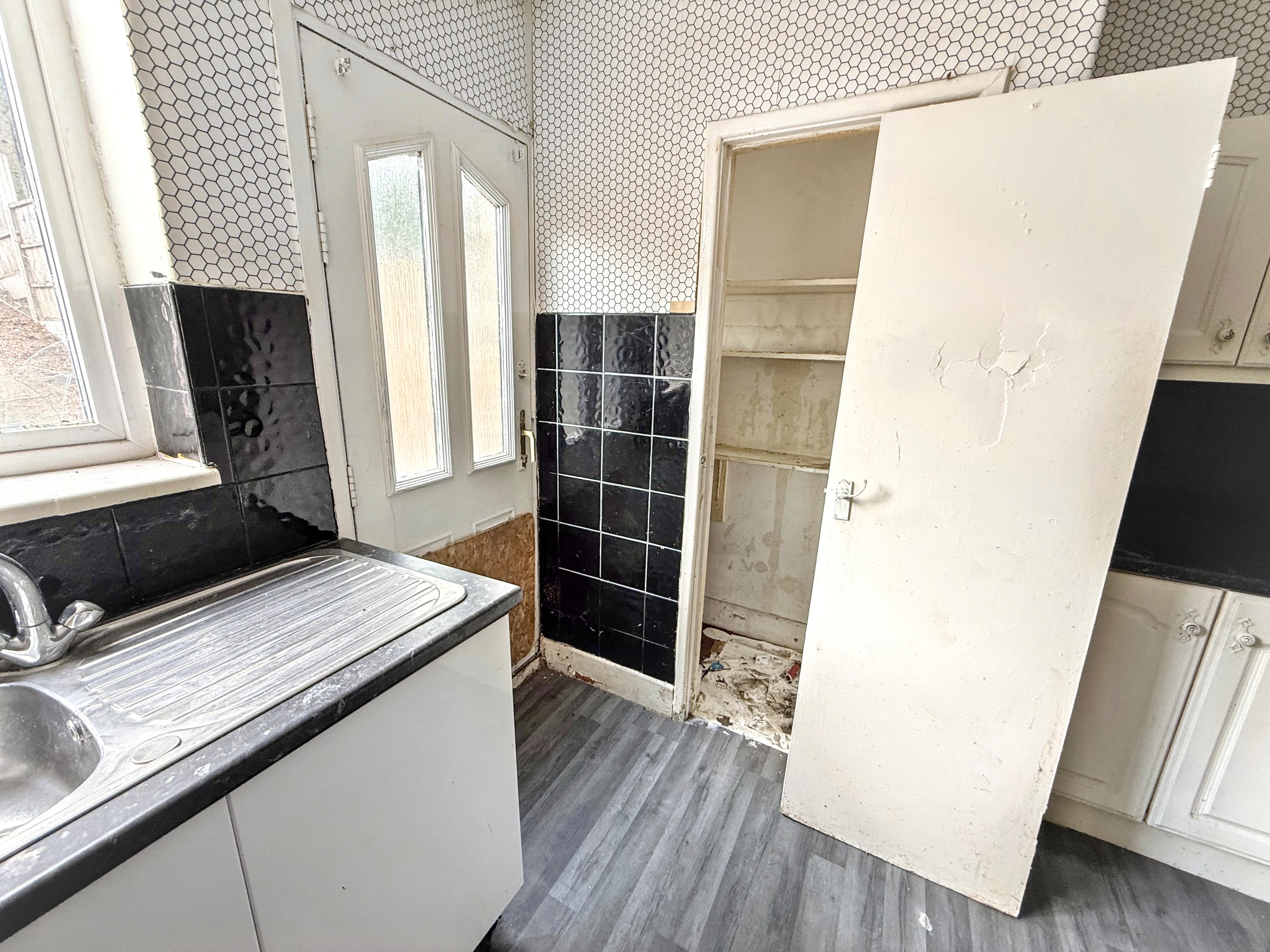 5 - Kitchen