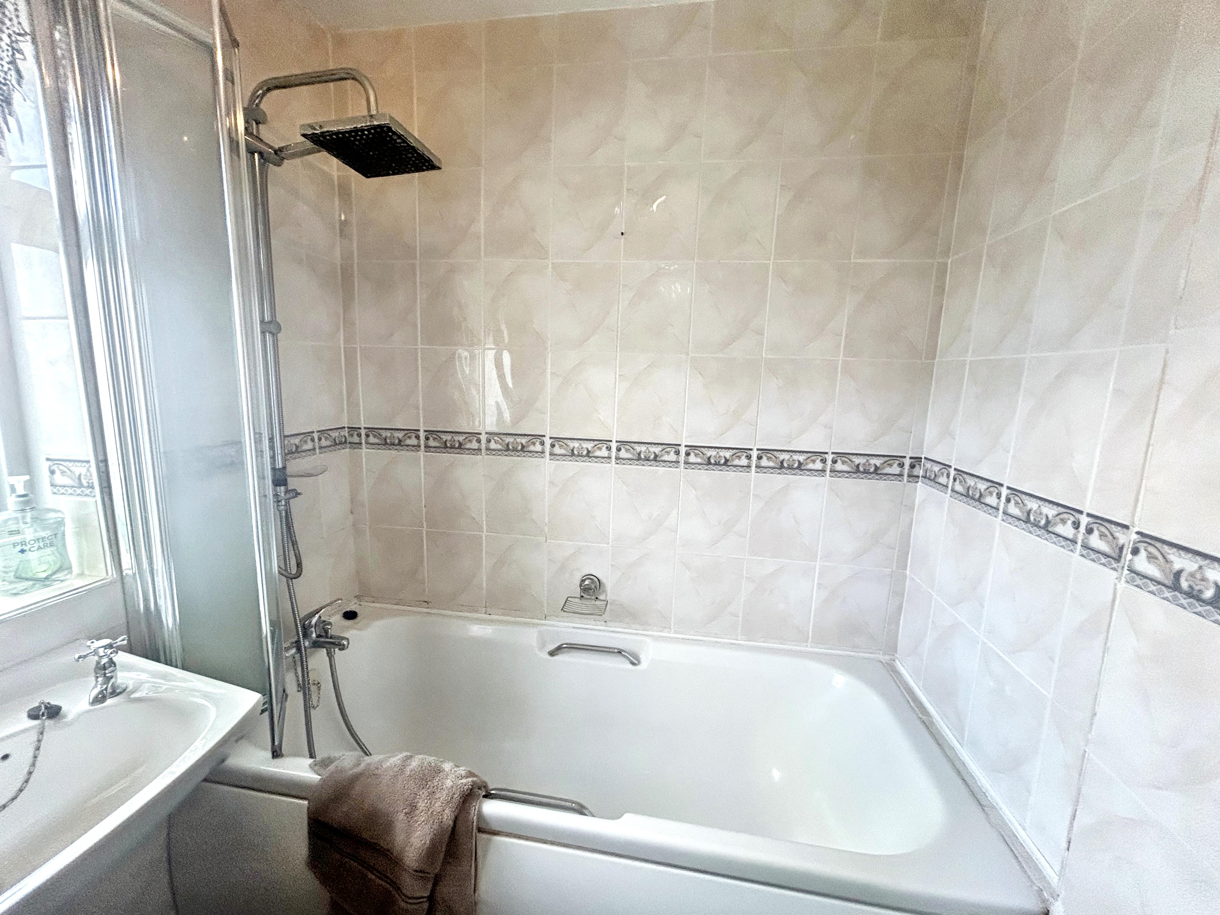 14 - Bathroom