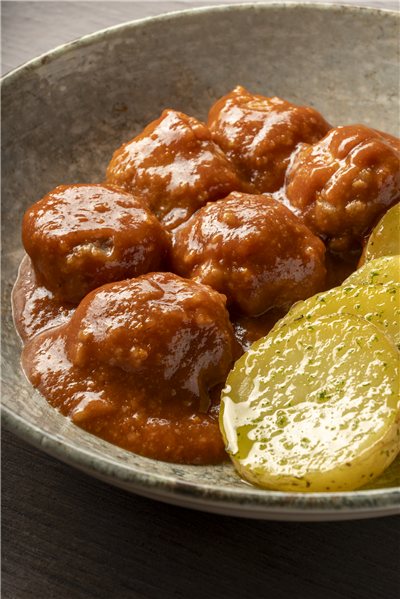 Albóndigas caseras en salsa de tomate con patatas al horno-detalle