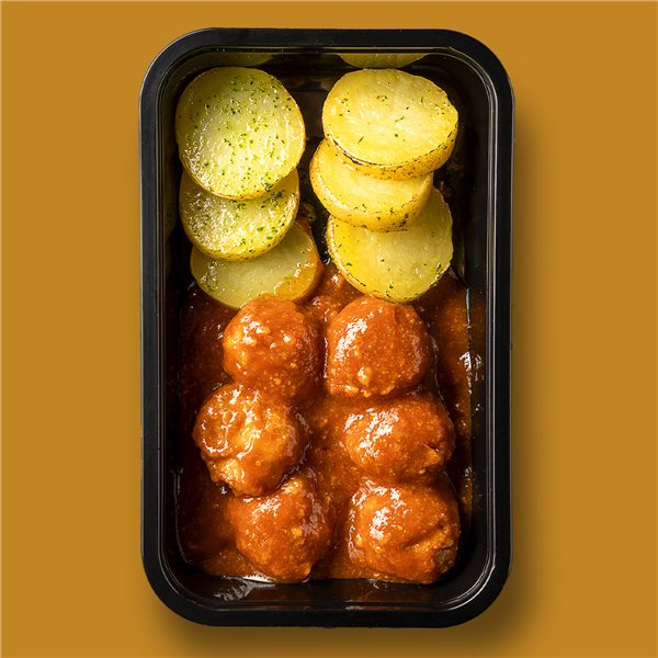 Albóndigas caseras en salsa de tomate con patatas al horno-lateral