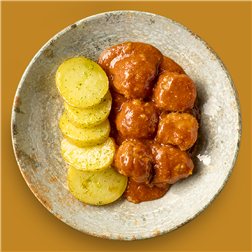 Albóndigas caseras en salsa de tomate con patatas al horno