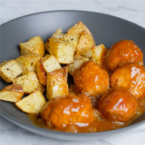 Albóndigas en salsa de tomate y curry-detalle