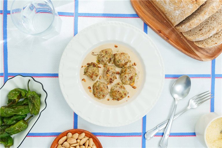 Albóndigas en salsa de almendra