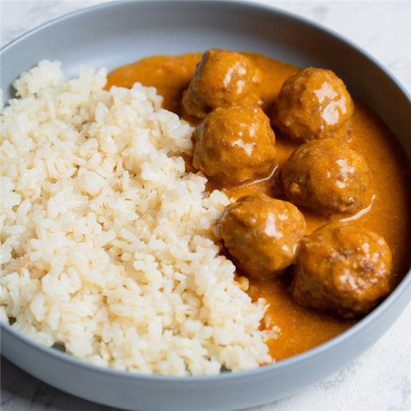 Albóndigas en salsa romescu-detalle