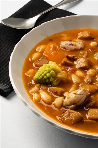 Alubias a la marinera con sepia y calamar, gambas y verduritas-detalle