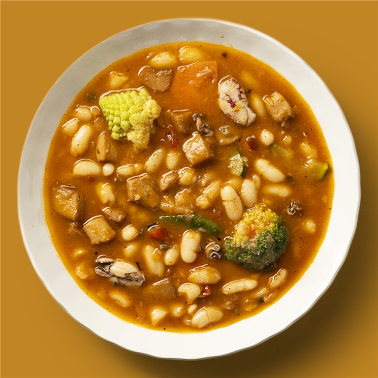 Alubias a la marinera con sepia y calamar, gambas y verduritas