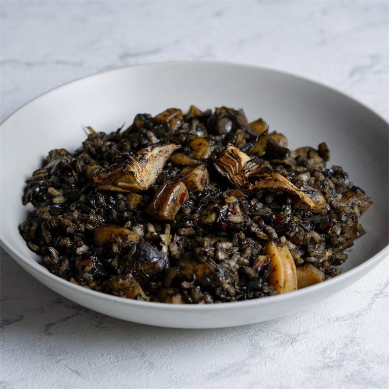 Arroz negro de sepia y alcachofa