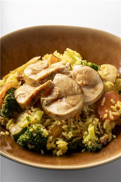 Arroz Persa al azafrán, con frutos secos, pollo de corral y verduras eco-detalle