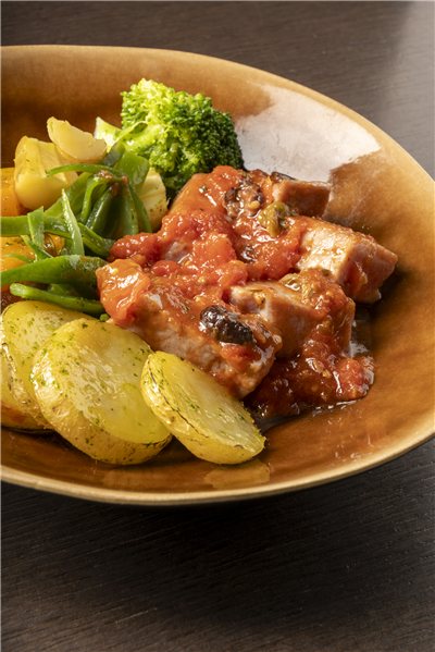 Atún con salsa a la puttanesca, patatas y verduras asadas.-detalle