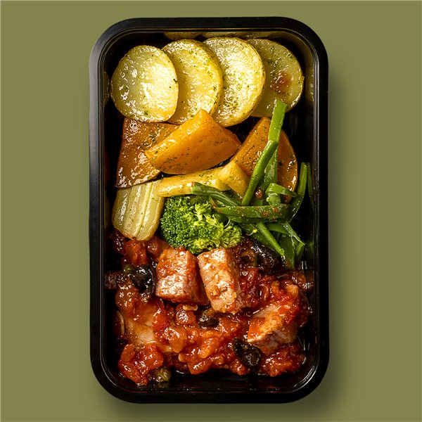 Atún con salsa a la puttanesca, patatas y verduras asadas.-lateral