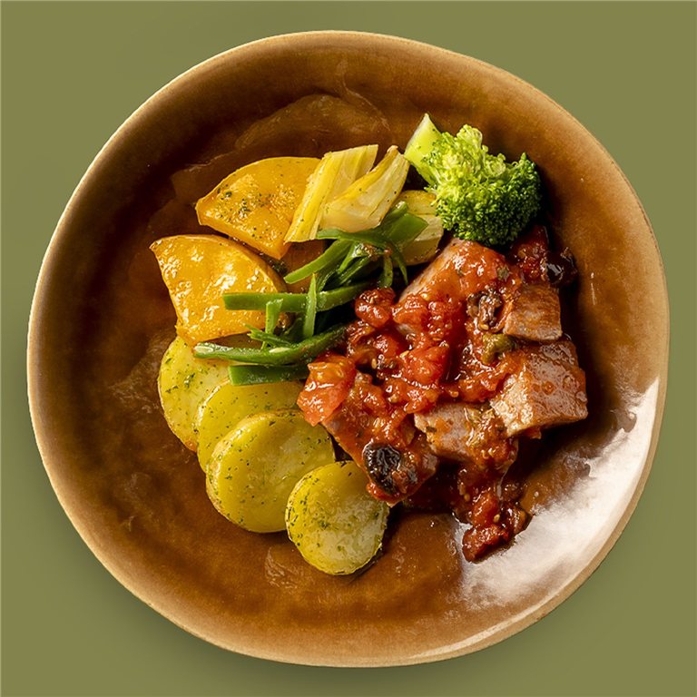 Atún con salsa a la puttanesca, patatas y verduras asadas.