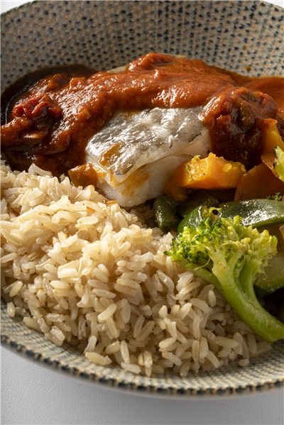 Bacalao en salsa Vizcaína con arroz integral y verduras asadas-detalle