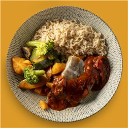 Bacalao en salsa Vizcaína con arroz integral y verduras asadas