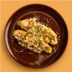 Calabacines gratinados rellenos de salmón salvaje