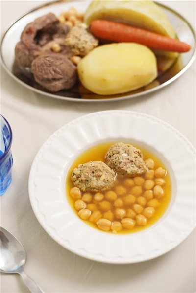 Caldo de puchero con garbanzos y pelotas-detalle