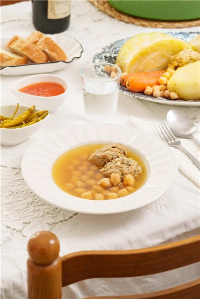 Caldo de puchero con garbanzos y pelotas-lateral