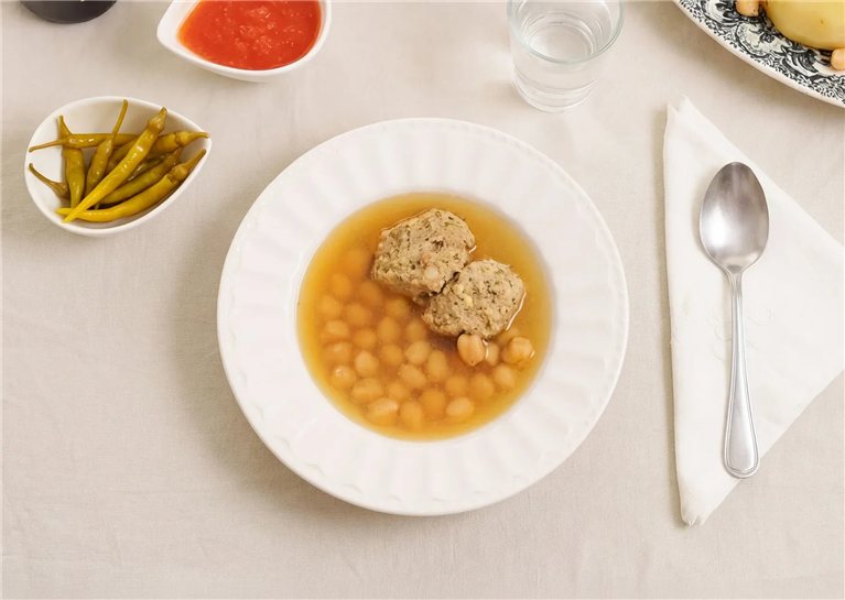 Caldo de puchero con garbanzos y pelotas