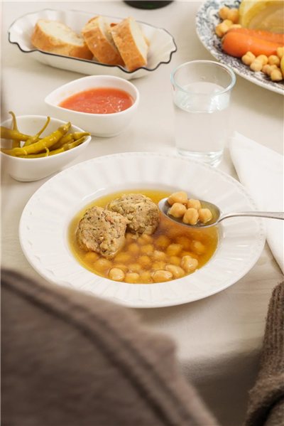 Caldo de puchero con garbanzos y pelotas-trasera