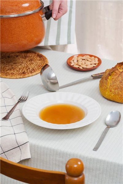 Caldo de puchero-lateral