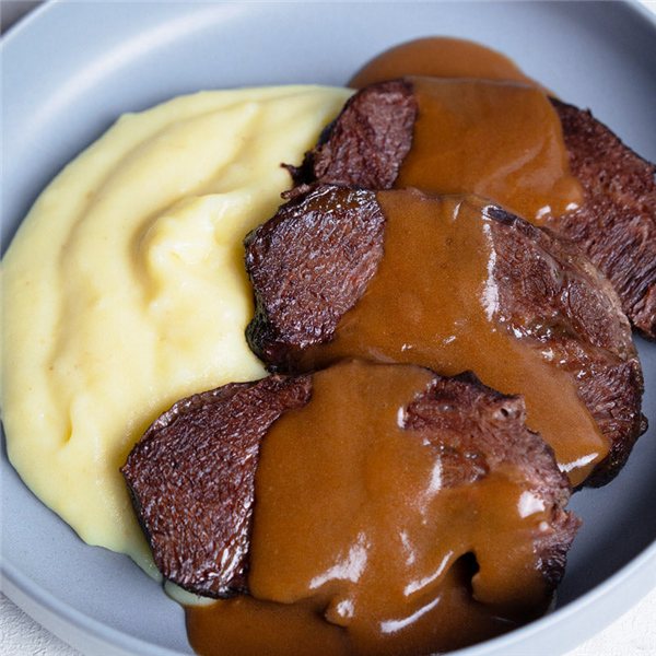 Carrillera de ternera en salsa de shiitake con puré de patata-detalle