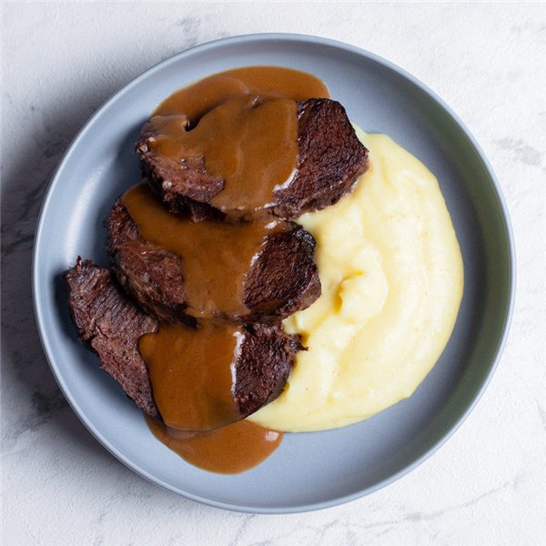 Carrillera de ternera en salsa de shiitake con puré de patata-lateral