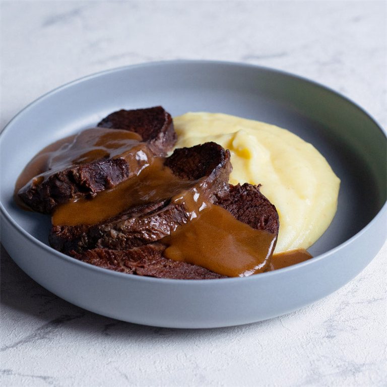 Carrillera de ternera en salsa de shiitake con puré de patata