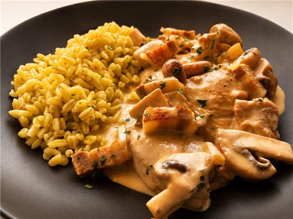 Contras de pollo de corral deshuesadas a la carbonara ligera con trigo tierno-detalle