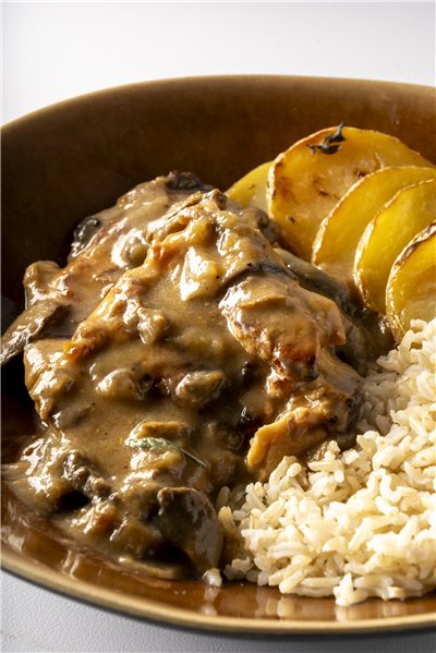Contras de pollo de corral deshuesadas en salsa de setas, arroz y patatas-detalle