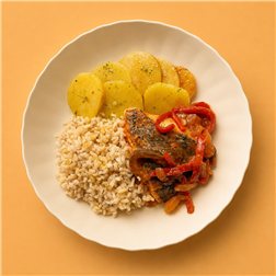 Corvina a la roteña con patata asada y arroz integral