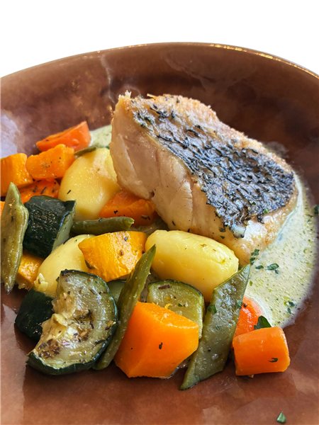 Corvina al mojo verde Canario con hortalizas al horno-detalle