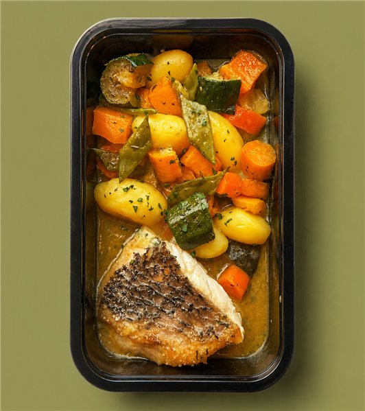 Corvina al mojo verde Canario con hortalizas al horno-lateral