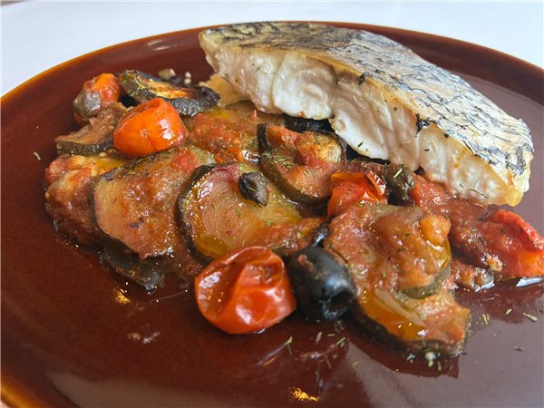Corvina asada con ratatouille a la mediterránea y cuscús-detalle