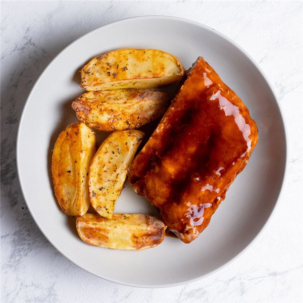 Costilla en salsa barbacoa con patatas gajo-detalle