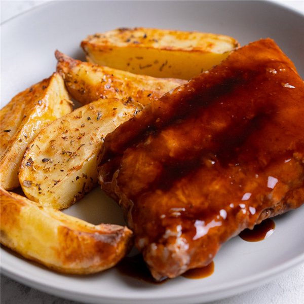 Costilla en salsa barbacoa con patatas gajo-lateral