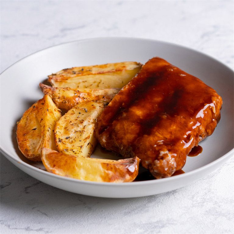 Costilla en salsa barbacoa con patatas gajo