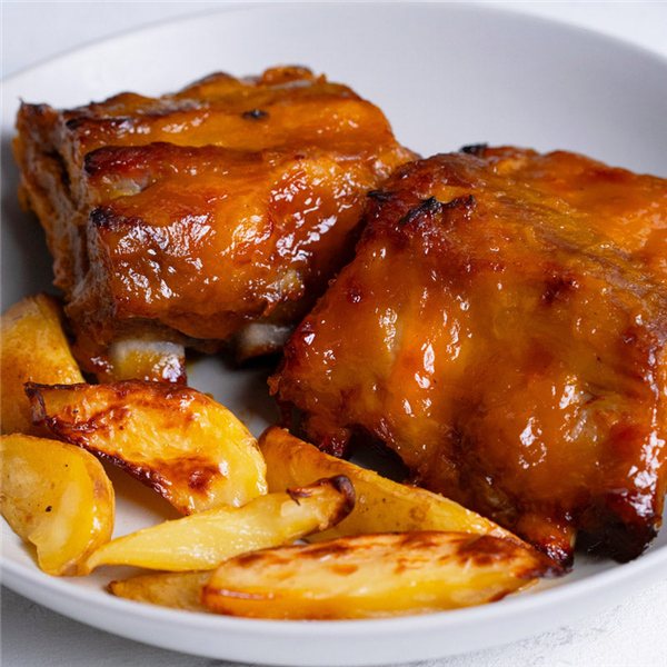 Costilla en salsa de mango con patatas-detalle