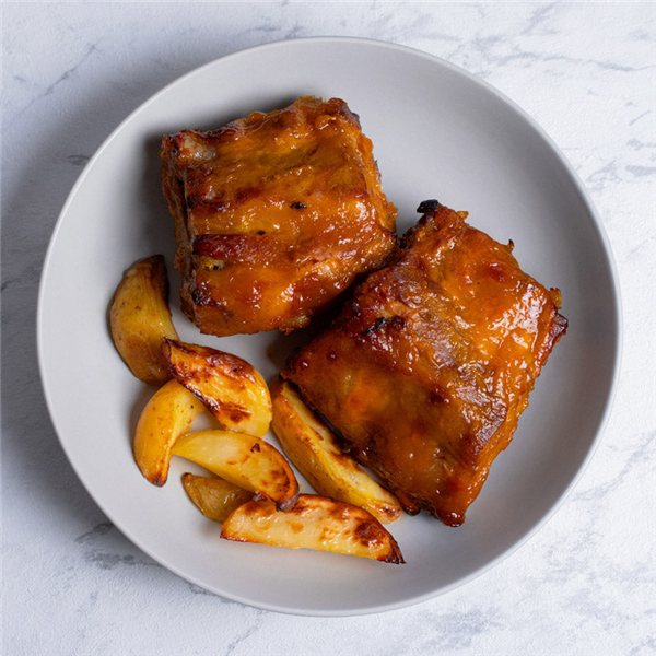 Costilla en salsa de mango con patatas-lateral