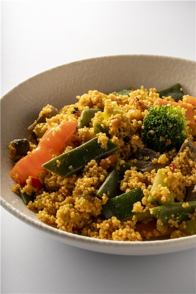 Cous cous con verduras de temporada salteadas-detalle