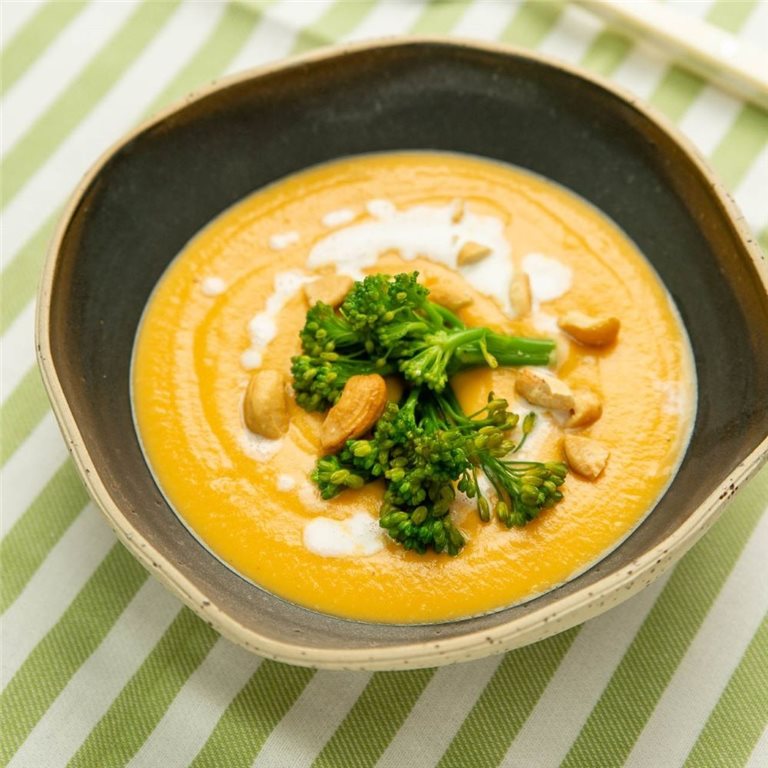 Crema de boniato asado con bimi y anacardo