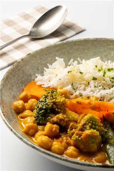 Curry de garbanzos y verduras estilo Indio con arroz basmati-lateral