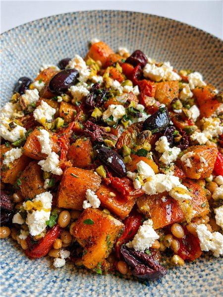 Ensalada de calabaza asada, lentejas, queso feta, asadillo, tomate seco y pistachos-detalle