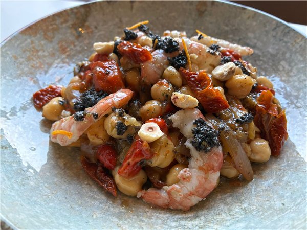 Ensalada de garbanzos con escalivada, langostinos y vinagreta de olivada y avellana-detalle