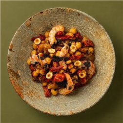Ensalada de garbanzos con escalivada, langostinos y vinagreta de olivada y avellana