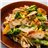 Ensalada de pasta "Cesar" con pollo crujiente, brócoli, verduras y pesto verde-detalle
