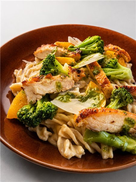 Ensalada de pasta "Cesar" con pollo crujiente, brócoli, verduras y pesto verde-detalle