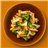 Ensalada de pasta "Cesar" con pollo crujiente, brócoli, verduras y pesto verde