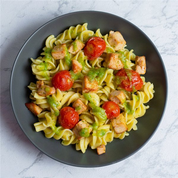 Ensalada de pollo con vinagreta de pesto-lateral