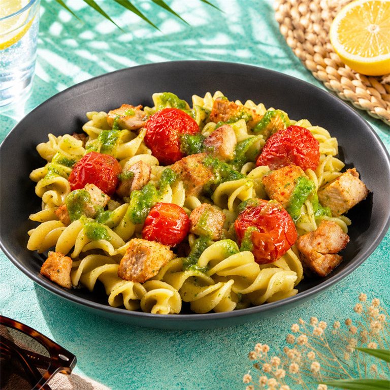 Ensalada de pasta con pollo y vinagreta de pesto