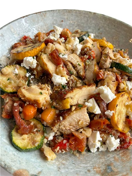 Ensalada de quinoa tricolor, pollo marinado, verduras asadas, queso feta, hierbas y nueces-detalle